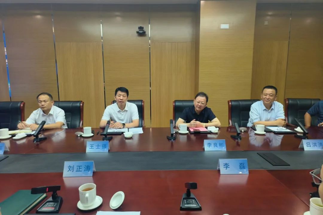 深化合作！锂业巨头赣锋锂业董事长李良彬、跃迪集团董事长吕洪涛联袂造访中国重汽，与刘正涛董事长洽谈新能源领域合作前景